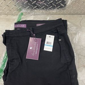 Gloria Vanderbilt Amanda Jean black 20W short.